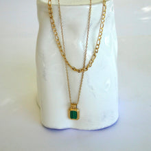 Cargar imagen en el visor de la galería, Collar Cube Emerald Acero Dorado