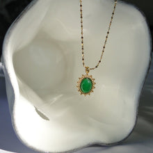 Cargar imagen en el visor de la galería, Collar Green Aura Acero Dorado
