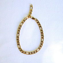 Cargar imagen en el visor de la galería, Pulsera tipo Figaro Acero Dorado