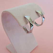 Cargar imagen en el visor de la galería, Aretes Granada Acero