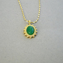 Cargar imagen en el visor de la galería, Collar Green Aura Acero Dorado