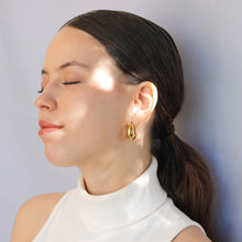 Cargar imagen en el visor de la galería, Aretes Diana Acero Dorado