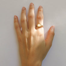 Cargar imagen en el visor de la galería, Mano con Anillo Dorado Acero