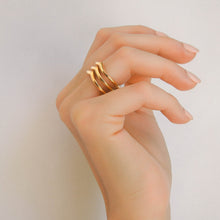 Cargar imagen en el visor de la galería, Modelo con Anillo Dorado Acero