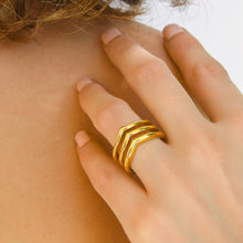 Cargar imagen en el visor de la galería, Modelo con Anillo Dorado Acero Compass