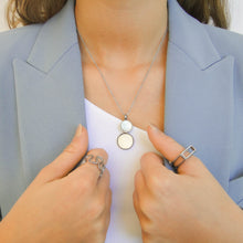 Cargar imagen en el visor de la galería, Modelo con Anillos y Collar de Acero