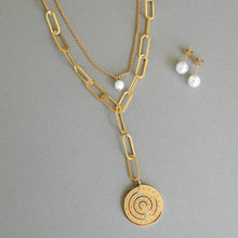 Cargar imagen en el visor de la galería, Collar de acero dorado con perlas