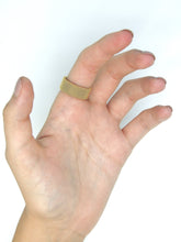 Cargar imagen en el visor de la galería, Mano modelando anillo texturizado