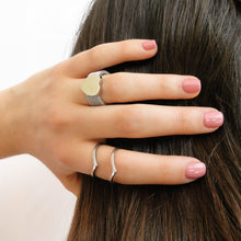 Cargar imagen en el visor de la galería, Modelo usando anillo de acero