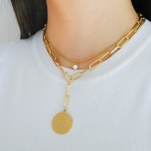 Cargar imagen en el visor de la galería, Modelo usando collar de acero con perla