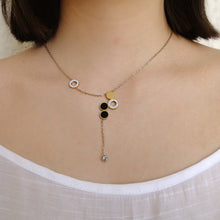 Cargar imagen en el visor de la galería, Modelo con joyeria de acero y zirconias