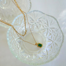 Cargar imagen en el visor de la galería, Collar Cube Emerald Acero Dorado
