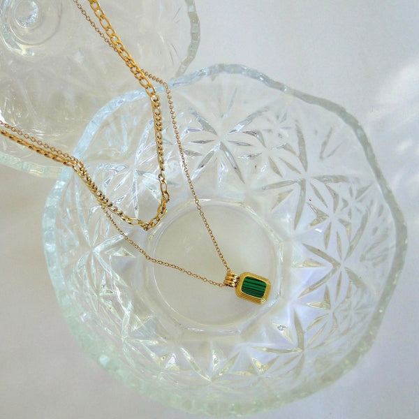 Collar Cube Emerald Acero Dorado