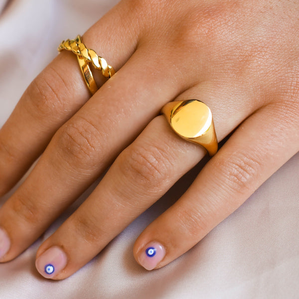 Modelo de mano con anillos dorados de acero