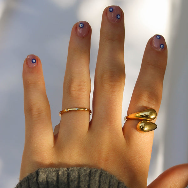 Mano modelando anillos dorados