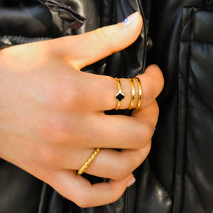 Modelo de mano con anillos dorados